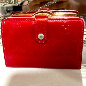 Louis Vuitton Vernis  Monogram kiss lock compac wallets 🔥❤️